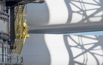 En arbetare blickar ut över komponenter till vindkraftverk i Hollandse Kust Zuid En arbetare blickar ut över komponenter till vindkraftverk i Hollandse Kust Zuid