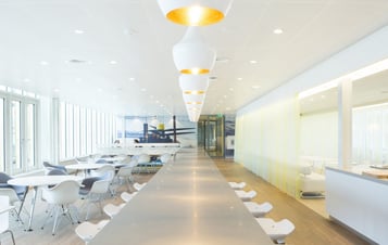 Bord och stolar i ett rum på Vattenfalls kontor i Nederländerna Bord och stolar i ett rum på Vattenfalls kontor i Nederländerna