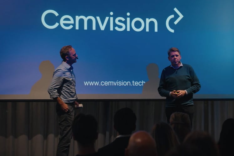 Presentatörer på scenen under Cemvision-evenemanget